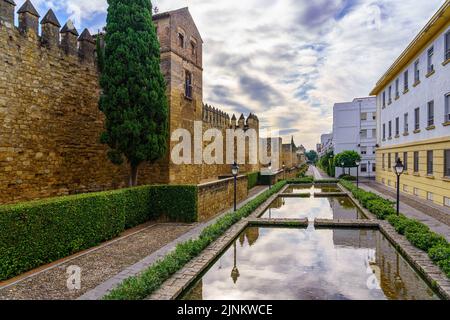 Mur extérieur de la ville andalouse de Cordoue avec fontaines et maisons colorées. Banque D'Images