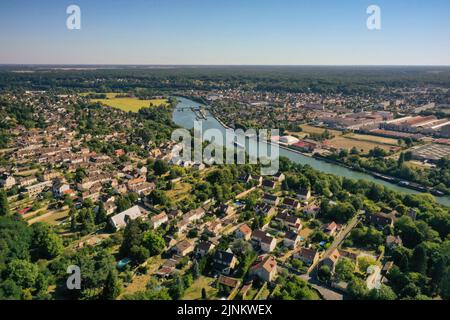 Vue aérienne sur la ville de Thomery en Seine et Marne en France Banque D'Images