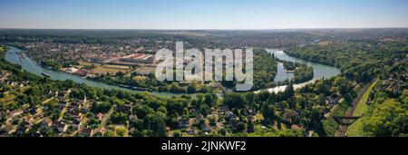 Vue aérienne et panoramique sur les villes de Thomery, champagne sur Seine et Saint Mammes en Seine et Marne en France Banque D'Images
