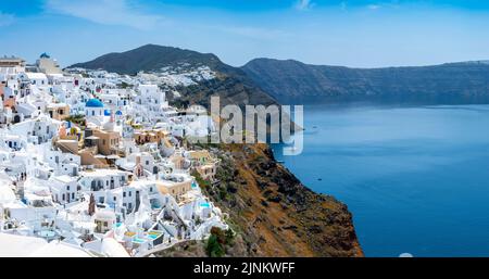 Architecture classique avec vue sur la Caldera, maisons construites sur la colline autour du cratère de Caldera avec vue sur la mer d'Augean, Santorini, Oia, Grèce, Europe A Banque D'Images