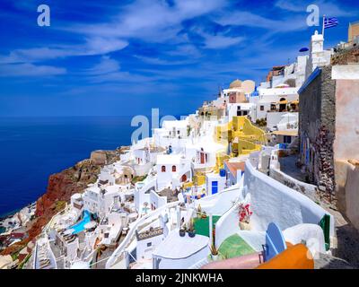 Architecture classique avec vue sur la Caldera, maisons construites sur la colline autour du cratère de Caldera avec vue sur la mer d'Augean, Santorini, Oia, Grèce, Europe A Banque D'Images