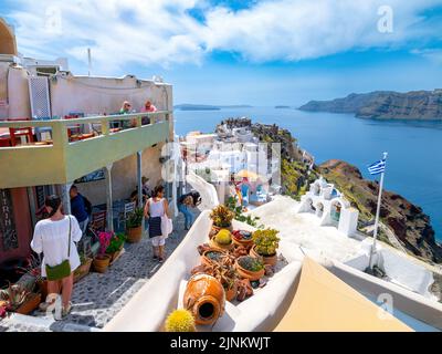 Architecture classique avec vue sur la Caldera, maisons construites sur la colline autour du cratère de Caldera avec vue sur la mer d'Augean, Santorini, Oia, Grèce, Europe A Banque D'Images