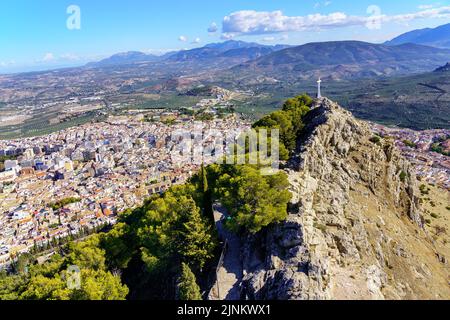 Vue aérienne de la ville de Jaen et une grande croix sur le sommet de la montagne à côté de la ville. Andalousie Espagne. Banque D'Images