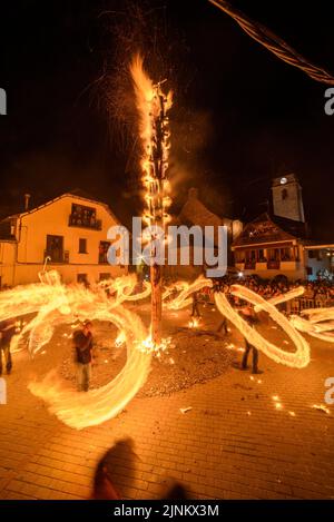 Brûlage du Haro aux les pendant le festival de nuit de Sant Joan, une tradition d'Aranese pour le solstice d'été (Vallée d'Aran, Lleida, Catalogne, Espagne) Banque D'Images