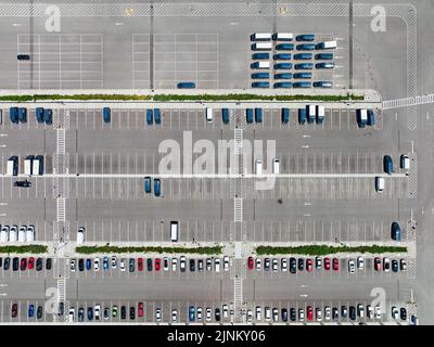 Vue aérienne du parking de l'entrepôt Amazon Banque D'Images