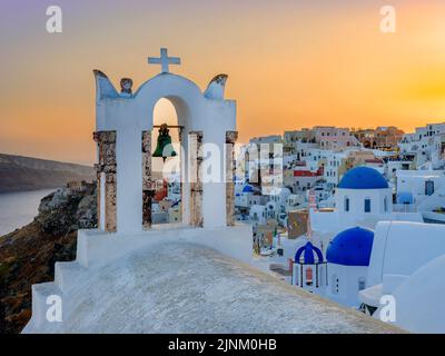 Coucher de soleil sur les dômes bleus classiques, église et architecture blanche Santorin , Oia,Grèce,Europe Mer Egéé,Méditerranée Banque D'Images