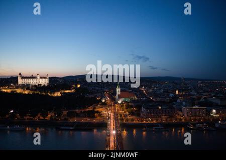 Vue depuis le sommet de la plupart des SNP (la plupart des Slovenského národného povstoria ou le pont OVNI), Bratislava, Slovaquie Banque D'Images