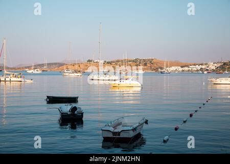 Paysage marin avec yachts dans un port de Bodrum. Vue sur le bord de mer avec voiliers et croisières le matin. Port de plaisance de Bodrum avec plaisance et loisirs de luxe Banque D'Images