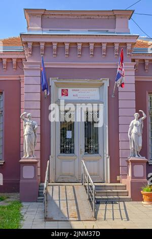 NIS, Serbie - 04 août 2022 : entrée au bâtiment de l'orchestre symphonique à la Sunny Journée d'été. Banque D'Images