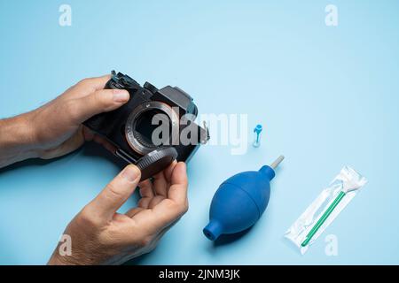 Nettoyage du capteur d'un appareil photo sans miroir (étapes 1 à 8). Étape 3 : ouvrez le capuchon de protection de la caméra. Banque D'Images