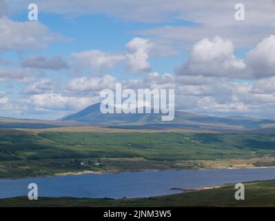 Loch Shin avec Ben Klibreck au-delà, Sutherland Banque D'Images