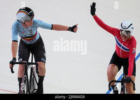 Munich, Allemagne. 12th août 2022. Le cycliste belge Katrien de Clercq et la norvégienne Anita Yvonne Stenberg photographiés à l'arrivée de la course féminine de 10 km finale, à l'Euro de cyclisme sur piste, dans le cadre du Championnat d'Europe Munich 2022, à Munich, en Allemagne, le vendredi 12 août 2022. La deuxième édition des Championnats d'Europe du sport se déroule du 11 au 22 août et compte neuf sports. BELGA PHOTO BENOIT DOPPAGNE crédit: Belga News Agency/Alay Live News Banque D'Images