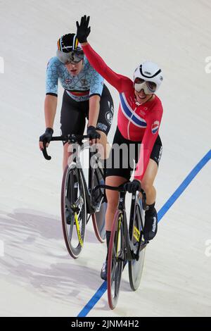 Munich, Allemagne. 12th août 2022. Le cycliste belge Katrien de Clercq et la norvégienne Anita Yvonne Stenberg photographiés à l'arrivée de la course féminine de 10 km finale, à l'Euro de cyclisme sur piste, dans le cadre du Championnat d'Europe Munich 2022, à Munich, en Allemagne, le vendredi 12 août 2022. La deuxième édition des Championnats d'Europe du sport se déroule du 11 au 22 août et compte neuf sports. BELGA PHOTO BENOIT DOPPAGNE crédit: Belga News Agency/Alay Live News Banque D'Images