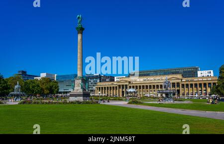 Vue sur le parc avec un magnifique quartier commerçant en face du nouveau palais de Stuttgart. Baden Wuerttemberg, Allemagne, Europe Banque D'Images