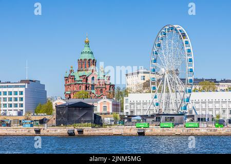 La cathédrale d'Uspenski et la SkyWheel d'Helsinki, en Finlande Banque D'Images