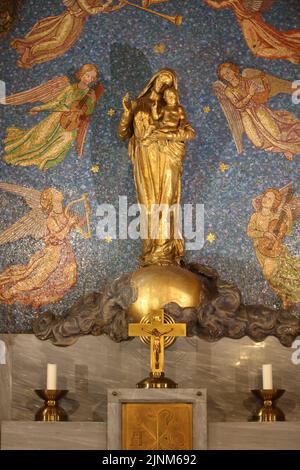 Vierge à l'enfant honorée par les tromppettes des anges de l'Apocalypse. Statue en bronze de Joseph Cirasse. Mosaïques de l'atelier Mauméjean. Chapelle Banque D'Images