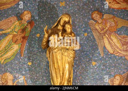 Vierge à l'enfant honorée par les tromppettes des anges de l'Apocalypse. Statue en bronze de Joseph Cirasse. Mosaïques de l'atelier Mauméjean. Chapelle Banque D'Images