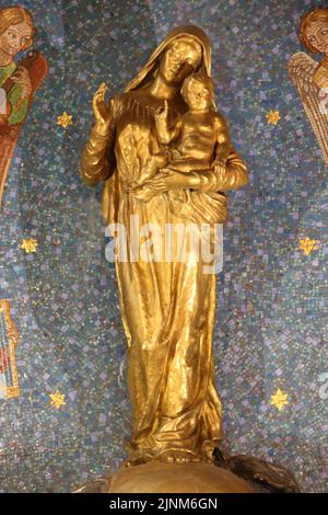 Vierge à l'enfant honorée par les tromppettes des anges de l'Apocalypse. Statue en bronze de Joseph Cirasse. Mosaïques de l'atelier Mauméjean. Chapelle Banque D'Images