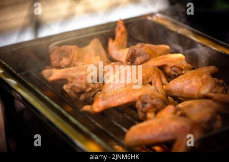 ailes de poulet fumées dans un extérieur fumeur à la maison Banque D'Images