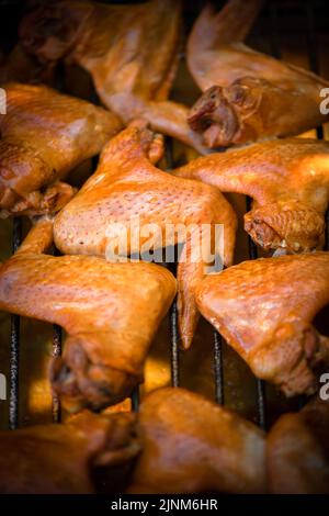 ailes de poulet fumées dans un extérieur fumeur à la maison Banque D'Images