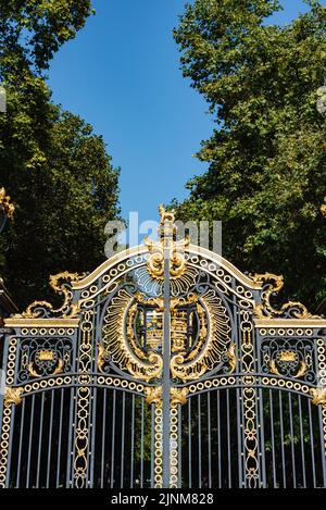 La porte du Canada, qui fait partie du mémorial de la Reine Victoria, est une porte d'entrée cérémonielle entre Green Park et Constitution Hill, adjacente au palais de Buckingham Banque D'Images