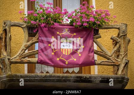 Drapeau de la vallée de l'Aran, inspiré du drapeau occitan, suspendu d'un balcon dans la ville des (Vallée de l'Aran, Lleida, Catalogne, Espagne, Pyrénées) Banque D'Images