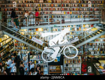 Librairie 'Livraria Ler Devagar' dans l'usine LX, Alcantara, Lisbonne, Portugal - effet de basculement Banque D'Images