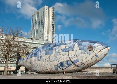 Belfast, Royaume-Uni – le 30 octobre 2019 – la sculpture en mosaïque en céramique imprimée Big Fish de 10 mètres de long est installée sur le quai Donegall à Belfast Banque D'Images