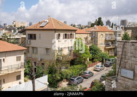 Jérusalem, Israël - 5 mai 2022 : une rue typique de Rehavia, un des plus anciens quartiers de Jérusalem moderne, Israël. Banque D'Images