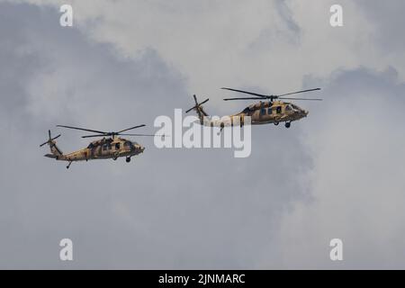 Jérusalem, Israël - 5 mai 2022 : deux hélicoptères de la Force aérienne israélienne Sikorsky UH-60 Black Hawk, volant dans un ciel nuageux. Banque D'Images