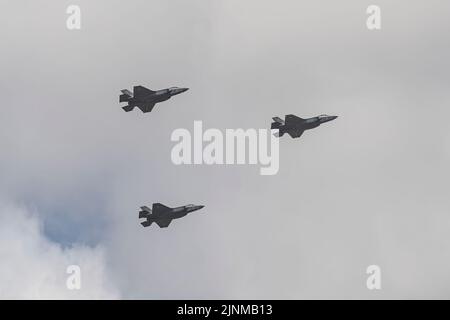 Jérusalem, Israël - 5 mai 2022: Trois avions de la force aérienne israélienne Lockheed Martin F-35, volant dans un ciel trouble et nuageux. Banque D'Images