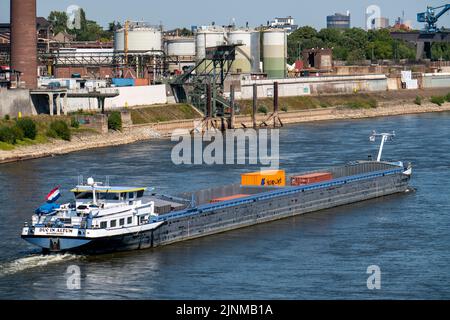 Rhin près de Duisburg, eau extrêmement basse, niveau du Rhin à 168 cm, tendance à la chute, les navires de cargaison sont seulement autorisés à naviguer avec des cargaisons très limitées, ralentil Banque D'Images