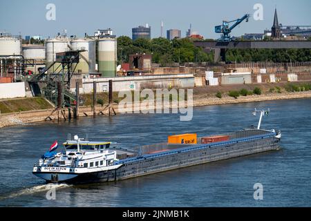 Rhin près de Duisburg, eau extrêmement basse, niveau du Rhin à 168 cm, tendance à la chute, les navires de cargaison sont seulement autorisés à naviguer avec des cargaisons très limitées, ralentil Banque D'Images