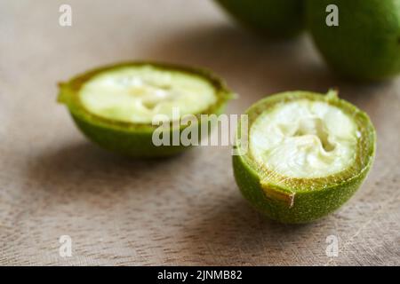 Noix vertes non mûres en juin - ingrédient pour la liqueur ou la teinture de noix maison Banque D'Images