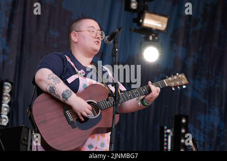 Cropredy, Royaume-Uni. 12th août 2022. Maddie Morris, auteur-compositeur et guitariste de la chanteuse politique anglaise, se joue en direct sur scène au Festival Cropredy de la convention de Faéroport. Maddie Morris, lauréate du prix BBC radio 2 Young folk 2019 et Lilian Grace récipiendaire du prix Bernard Davey 2017 sont un duo folk de Leeds. Leur projet actuel « les monstres Sticky » est influencé par les œuvres de l'artiste suédois John Kenn, ils espèrent créer un album utilisant ces œuvres pour composer de la musique entourant l'enfance, les mauvais traitements et la pauvreté. Maddie et Lilian sont diplômés de BA Folk Music au Conservatoire de Leeds en 20 Banque D'Images