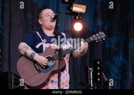 Cropredy, Royaume-Uni. 12th août 2022. Maddie Morris, auteur-compositeur et guitariste de la chanteuse politique anglaise, se joue en direct sur scène au Festival Cropredy de la convention de Faéroport. Maddie Morris, lauréate du prix BBC radio 2 Young folk 2019 et Lilian Grace récipiendaire du prix Bernard Davey 2017 sont un duo folk de Leeds. Leur projet actuel « les monstres Sticky » est influencé par les œuvres de l'artiste suédois John Kenn, ils espèrent créer un album utilisant ces œuvres pour composer de la musique entourant l'enfance, les mauvais traitements et la pauvreté. Maddie et Lilian sont diplômés de BA Folk Music au Conservatoire de Leeds en 20 Banque D'Images