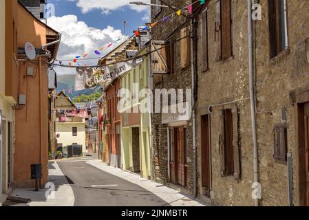 Village des les décoré pour le festival de Sant Joan en raison du solstice d'été (Vallée d'Aran, Lleida, Catalogne, Espagne, Pyrénées) ESP: Pueblo de les Banque D'Images