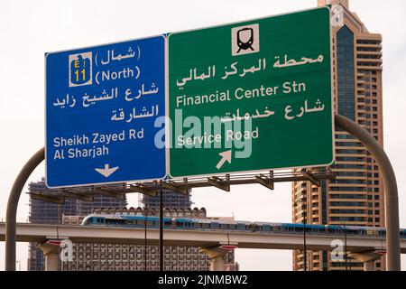 Grand panneau routier à Dubaï, Émirats arabes Unis. À gauche sur Sheikh Zayed Road et Sharjah ; à droite sur la gare du centre financier. Le métro de Dubaï passe par. Banque D'Images