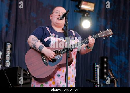 Maddie Morris, auteur-compositeur et guitariste de la chanteuse politique anglaise, se joue en direct sur scène au Festival Cropredy de la convention de Faéroport. Maddie Morris, lauréate du prix BBC radio 2 Young folk 2019 et Lilian Grace récipiendaire du prix Bernard Davey 2017 sont un duo folk de Leeds. Leur projet actuel « les monstres Sticky » est influencé par les œuvres de l'artiste suédois John Kenn, ils espèrent créer un album utilisant ces œuvres pour composer de la musique entourant l'enfance, les mauvais traitements et la pauvreté. Maddie et Lilian ont obtenu leur diplôme de BA Folk Music au Conservatoire de Leeds en 2020, leur musique est descendante Banque D'Images