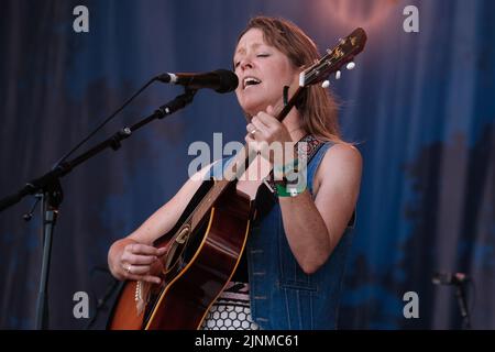 Cropredy, Royaume-Uni. 12th août 2022. Emily Barker, chanteuse-compositeur et guitariste australienne, présente sur scène au festival Cropredy de la convention de Farirport. Emily Barker (née le 2 décembre 1980) est une chanteuse-compositrice, musicienne et compositrice australienne. Sa musique a été présentée comme le thème des drames de la BBC Wallander et The Shadow Line. Avec le trio multi-instrumental The Red Clay Halo, elle a enregistré quatre albums (photo de Dawn Fletcher-Park/SOPA Images/Sipa USA) Credit: SIPA USA/Alay Live News Banque D'Images