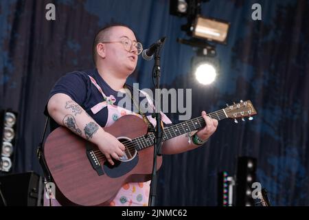 Maddie Morris, auteur-compositeur et guitariste de la chanteuse politique anglaise, se joue en direct sur scène au Festival Cropredy de la convention de Faéroport. Maddie Morris, lauréate du prix BBC radio 2 Young folk 2019 et Lilian Grace récipiendaire du prix Bernard Davey 2017 sont un duo folk de Leeds. Leur projet actuel « les monstres Sticky » est influencé par les œuvres de l'artiste suédois John Kenn, ils espèrent créer un album utilisant ces œuvres pour composer de la musique entourant l'enfance, les mauvais traitements et la pauvreté. Maddie et Lilian ont obtenu leur diplôme de BA Folk Music au Conservatoire de Leeds en 2020, leur musique est descendante Banque D'Images