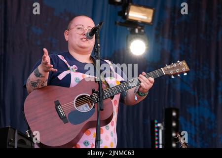 Maddie Morris, auteur-compositeur et guitariste de la chanteuse politique anglaise, se joue en direct sur scène au Festival Cropredy de la convention de Faéroport. Maddie Morris, lauréate du prix BBC radio 2 Young folk 2019 et Lilian Grace récipiendaire du prix Bernard Davey 2017 sont un duo folk de Leeds. Leur projet actuel « les monstres Sticky » est influencé par les œuvres de l'artiste suédois John Kenn, ils espèrent créer un album utilisant ces œuvres pour composer de la musique entourant l'enfance, les mauvais traitements et la pauvreté. Maddie et Lilian ont obtenu leur diplôme de BA Folk Music au Conservatoire de Leeds en 2020, leur musique est descendante Banque D'Images