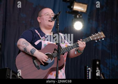 Maddie Morris, auteur-compositeur et guitariste de la chanteuse politique anglaise, se joue en direct sur scène au Festival Cropredy de la convention de Faéroport. Maddie Morris, lauréate du prix BBC radio 2 Young folk 2019 et Lilian Grace récipiendaire du prix Bernard Davey 2017 sont un duo folk de Leeds. Leur projet actuel « les monstres Sticky » est influencé par les œuvres de l'artiste suédois John Kenn, ils espèrent créer un album utilisant ces œuvres pour composer de la musique entourant l'enfance, les mauvais traitements et la pauvreté. Maddie et Lilian ont obtenu leur diplôme de BA Folk Music au Conservatoire de Leeds en 2020, leur musique est descendante Banque D'Images