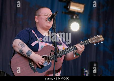 Maddie Morris, auteur-compositeur et guitariste de la chanteuse politique anglaise, se joue en direct sur scène au Festival Cropredy de la convention de Faéroport. Maddie Morris, lauréate du prix BBC radio 2 Young folk 2019 et Lilian Grace récipiendaire du prix Bernard Davey 2017 sont un duo folk de Leeds. Leur projet actuel « les monstres Sticky » est influencé par les œuvres de l'artiste suédois John Kenn, ils espèrent créer un album utilisant ces œuvres pour composer de la musique entourant l'enfance, les mauvais traitements et la pauvreté. Maddie et Lilian ont obtenu leur diplôme de BA Folk Music au Conservatoire de Leeds en 2020, leur musique est descendante Banque D'Images