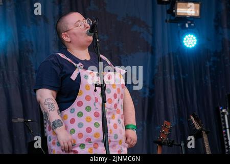 Maddie Morris, auteur-compositeur et guitariste de la chanteuse politique anglaise, se joue en direct sur scène au Festival Cropredy de la convention de Faéroport. Maddie Morris, lauréate du prix BBC radio 2 Young folk 2019 et Lilian Grace récipiendaire du prix Bernard Davey 2017 sont un duo folk de Leeds. Leur projet actuel « les monstres Sticky » est influencé par les œuvres de l'artiste suédois John Kenn, ils espèrent créer un album utilisant ces œuvres pour composer de la musique entourant l'enfance, les mauvais traitements et la pauvreté. Maddie et Lilian ont obtenu leur diplôme de BA Folk Music au Conservatoire de Leeds en 2020, leur musique est descendante Banque D'Images