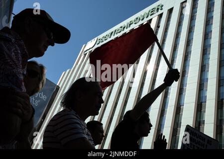 Glasgow, Royaume-Uni, 12th août 2022. Manifestation contre la hausse du prix de l'énergie combustible et le coût de la vie, devant le siège des fournisseurs d'énergie Scottish Power, à Glasgow, en Écosse, le 12 août 2022. Crédit photo : Jeremy Sutton-Hibbert/Alay Live News. Banque D'Images