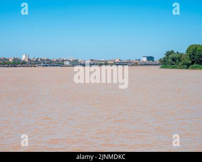 Panorama de la Garonne depuis les rives de Bordaux Banque D'Images