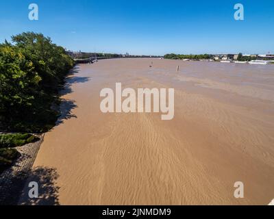Panorama de la Garonne depuis les rives de Bordaux Banque D'Images