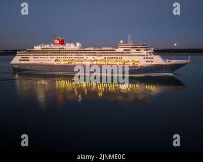 Mme Bolette, anciennement appelée Amsterdam, est un navire de croisière appartenant à Fred et exploité par ce dernier. Olsen Cruise Lines. Tôt le matin au port de Southampton. Vue aérienne. Banque D'Images