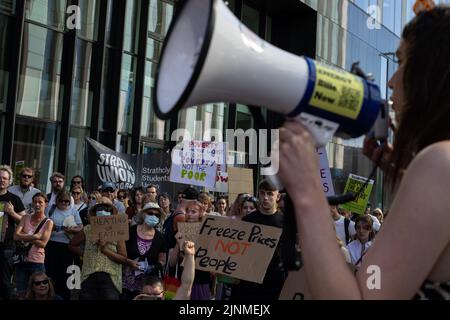 Glasgow, Royaume-Uni, 12th août 2022. Manifestation contre la hausse du prix de l'énergie combustible et le coût de la vie, devant le siège des fournisseurs d'énergie Scottish Power, à Glasgow, en Écosse, le 12 août 2022. Crédit photo : Jeremy Sutton-Hibbert/Alay Live News. Banque D'Images